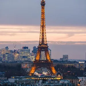 Apartment Paris Luxury Apartment 75M2 With Eiffel Tower View, Metro 1 Min, Parking, Paris